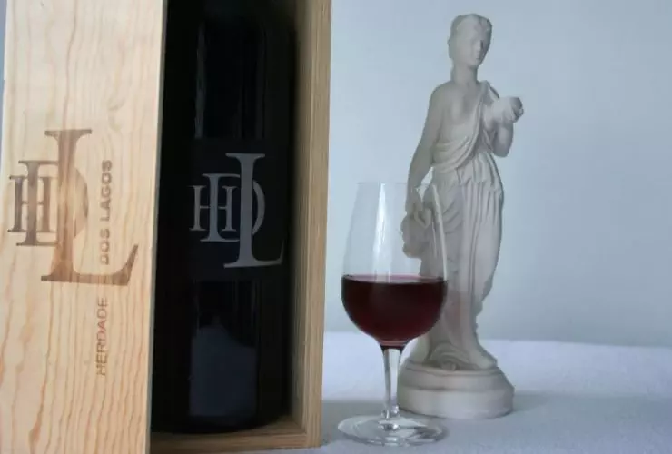 Wein mit Statuette